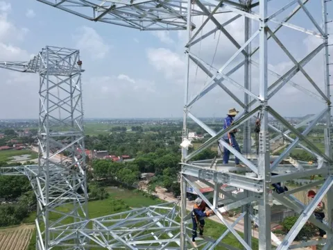 Thanh Hóa: Công nhân đội nắng thi công đường dây 500KV mạch 3