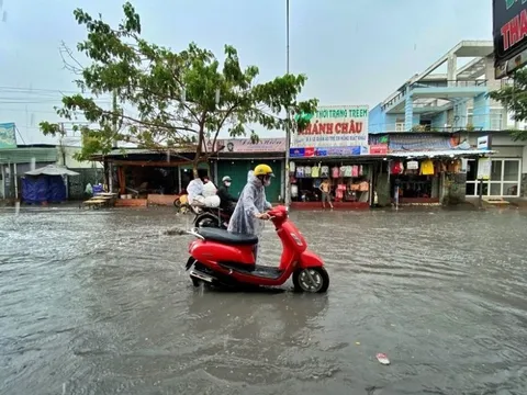 Thành phố Hồ Chí Minh còn 18 tuyến đường ngập do mưa và triều cường