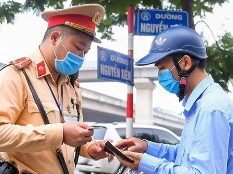 Cảnh sát giao thông được dừng xe kiểm tra những giấy tờ gì?