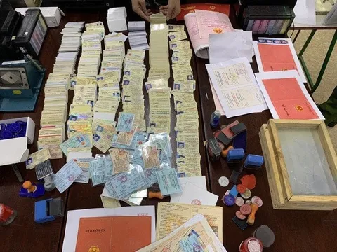 Khởi tố 4 người trong đường dây mua bán giấy tờ giả