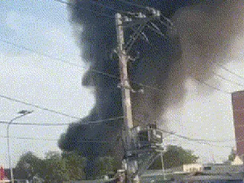 Cháy xưởng mút xốp ở quận 12 - TP HCM