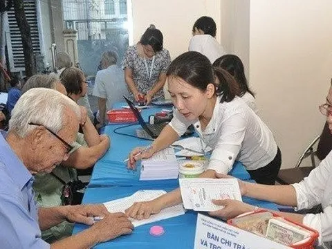 Chi trả trợ cấp qua tài khoản: Cụ già trên 80-90 tuổi sống một mình khó rút tiền