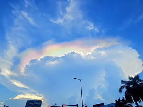 Giải mã đám mây ngũ sắc trên bầu trời TP HCM