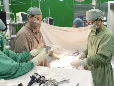 Phẫu thuật khẩn cho người phụ nữ thủng ruột non do nuốt nhầm tăm tre