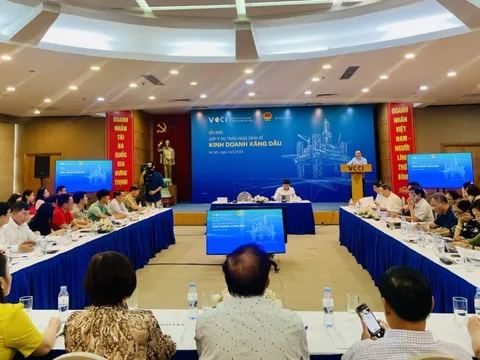 Doanh nghiệp 'nín thở' sau mỗi lần điều chỉnh giá xăng dầu