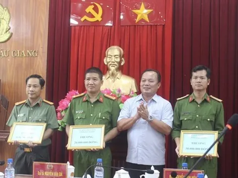 Thưởng nóng lực lượng phá nhanh vụ bắt lãnh đạo doanh nghiệp tống tiền 10 tỷ đồng