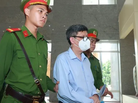 Cựu bộ trưởng Y tế Nguyễn Thanh Long đến tòa trên xe chuyên dụng