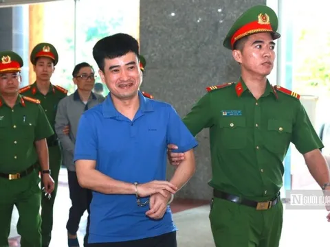 Xử phúc thẩm vụ Việt Á: Phan Quốc Việt cười tươi khi được dẫn tới toà