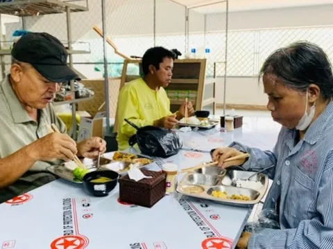 Ấm lòng bữa cơm “2K” giữa lòng phố núi