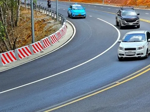 Làm rõ việc đèo Prenn Đà Lạt bị đổ hóa chất lạ, gây hư mặt đường