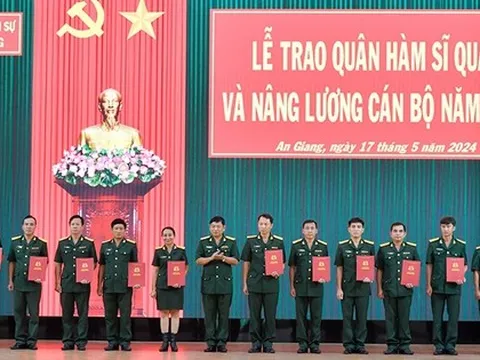 Trao quyết định thăng quân hàm, nâng lương cán bộ
