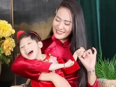 Xúc động hình ảnh “người mẹ phi thường” bên con gái bị bại não đón sinh nhật tuổi 14