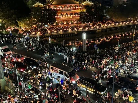 TP HCM: Kẹt xe nghiêm trọng trong đêm thả hoa đăng mừng Đại lễ Phật đản