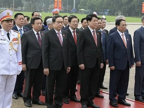 Đại biểu Quốc hội dự Kỳ họp thứ 7 vào Lăng viếng Chủ tịch Hồ Chí Minh