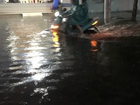 TP HCM mưa trắng trời, nhiều nơi ngập sâu, gió mạnh khiến nhiều người té ngã