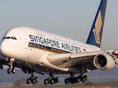 Hãng hàng không Singapore thưởng cho nhân viên 8 tháng lương sau khi lãi kỷ lục gần 2 tỷ USD nhờ hưởng lợi từ đường bay Nhật Bản, Trung Quốc