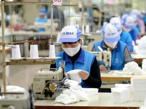 Đơn hàng dồn dập, lợi nhuận tháng 4 tăng 400%, cổ phiếu của một công ty dệt may tăng kịch trần