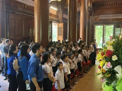 Hơn 7 vạn người về làng Sen nhân dịp sinh nhật Bác