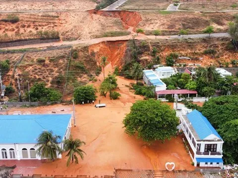 Lũ cát, bùn đỏ vùi lấp đường du lịch Mũi Né, nhiều nhà dân, xe cộ