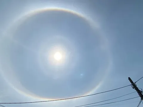 Quầng sáng khổng lồ bao quanh mặt trời khiến dân mạng xôn xao, "điềm báo" thiên tai hay hiện tượng tự nhiên thuần túy?