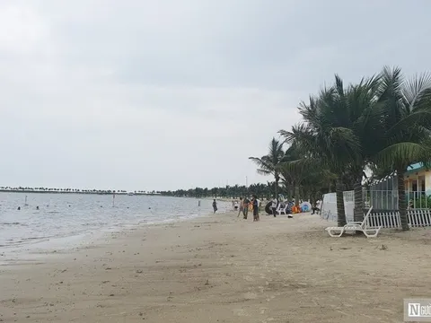 Hải Phòng: Du khách “tố” bị thu tiền trải bạt tại bãi tắm Vụng Hương