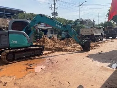 Bình Thuận huy động máy móc xử lý bùn, cát tràn xuống đường