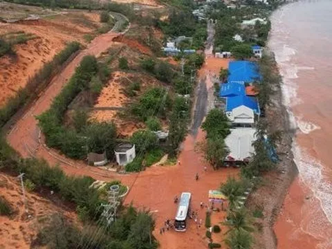 Bình Thuận: Lũ cát tràn xuống đường, vào nhà dân, giao thông gặp khó