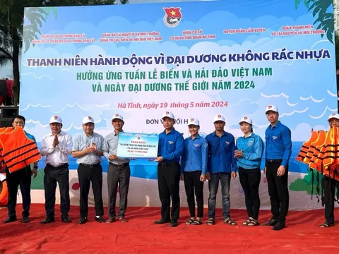 Ra quân làm sạch biển hưởng ứng Tuần lễ biển đảo Việt Nam 2024