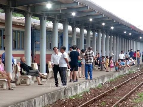 Chuyển tải gần 2.700 hành khách của 12 đoàn tàu do sự cố sạt lở hầm Chí Thạnh