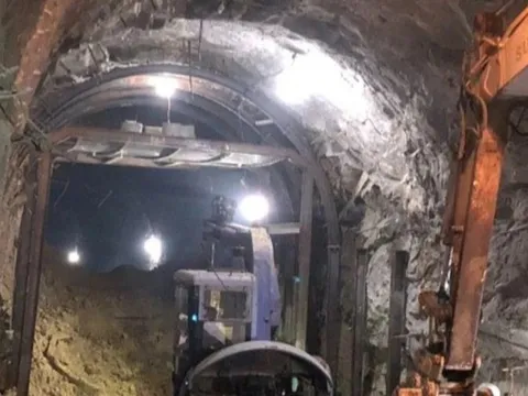 Chưa thể thông tàu sau vụ sạt lở hầm đường sắt tại Phú Yên