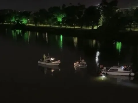 Dừng xe máy trên cầu, nam thanh niên lao xuống sông tử vong