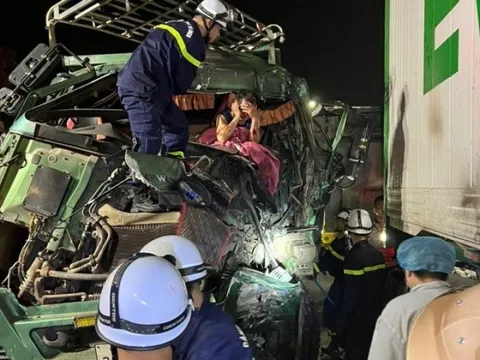 Cảnh sát giải cứu tài xế xe tải mắc kẹt trong cabin sau tai nạn khủng khiếp