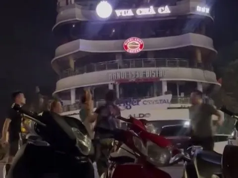 Công an quận Hoàn Kiếm điều tra nhóm thanh niên ẩu đả tại khu vực “Hàm Cá Mập”