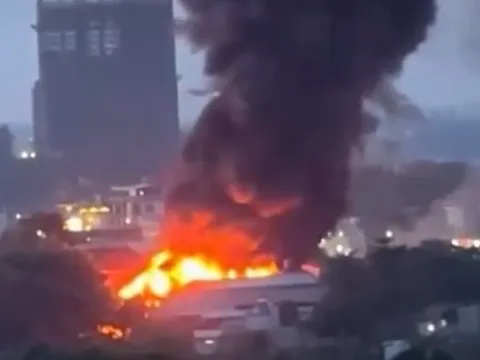 Khói lửa cuồn cuộn, 60 chiến sĩ chữa cháy công ty ở Bình Dương