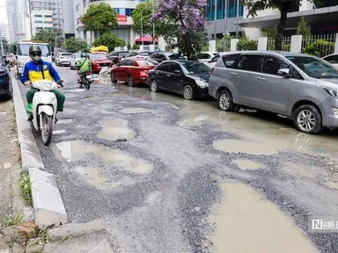 Hà Nội: Tuyến đường chưa đến 200m nhưng chi chít ổ gà