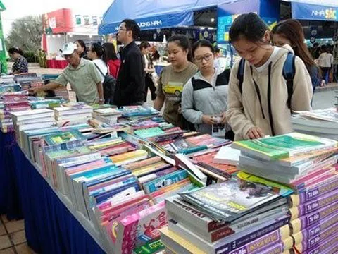 Hội sách Đà Nẵng diễn ra tại Công viên bờ Đông cầu Rồng