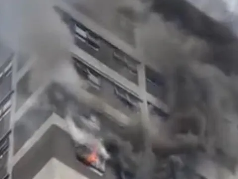 Hà Nội: Lửa cháy ngùn ngụt tại căn hộ chung cư The Vesta, người dân hốt hoảng