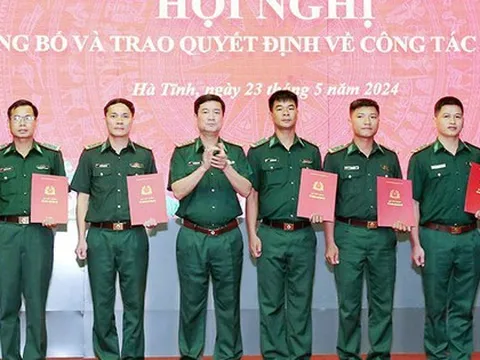 Trao quyết định thăng quân hàm, điều động, bổ nhiệm, nâng lương