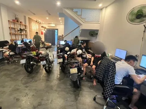 Cảnh sát khám xét một căn nhà trong khu đô thị, phát hiện "bí mật khủng khiếp" của 9 người bên trong