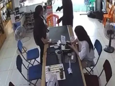 Công an truy bắt kẻ nghi cầm súng uy hiếp hai cô gái để cướp tài sản ở cửa hàng điện thoại