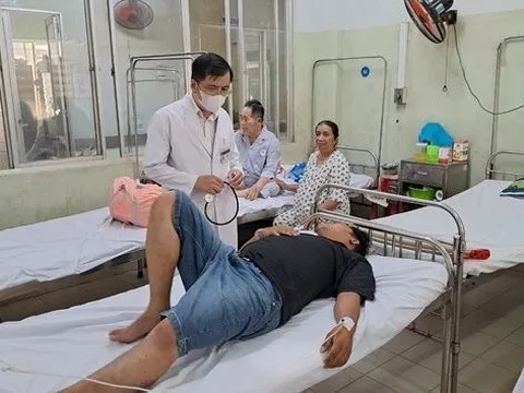 Vụ nghi ngộ độc thực phẩm: Nhà hàng tự ý đi kiểm nghiệm mẫu thức ăn