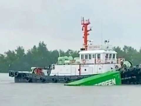 Đồng Nai: Hiện trường tàu và sà lan va chạm trên sông