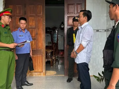 Khởi tố, bắt tạm giam nguyên Chủ tịch và công chức địa chính xã