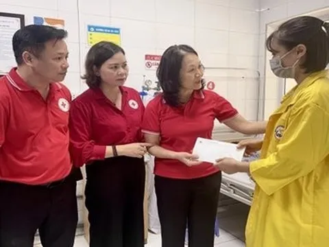 Chủ tịch Hội Chữ thập đỏ Việt Nam thăm hỏi nạn nhân vụ cháy nhà trọ tại Trung Kính