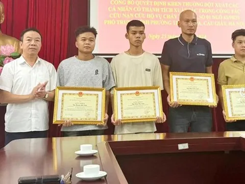 Vinh danh 4 “người hùng” dùng búa đập tường cứu người trong vụ cháy nhà trọ