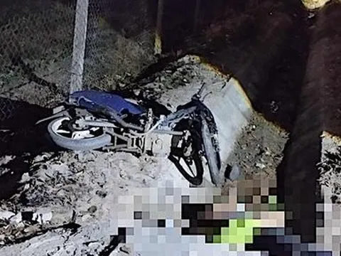 Bình Thuận: Điều tra hai người tử vong bên đường, bên cạnh chiếc xe máy