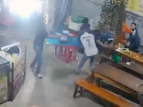 Khởi tố đối tượng cầm dao đâm bạn tử vong trên bàn nhậu