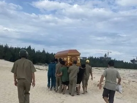 Huế: 3 công nhân đi tắm biển, 1 người đuối nước tử vong