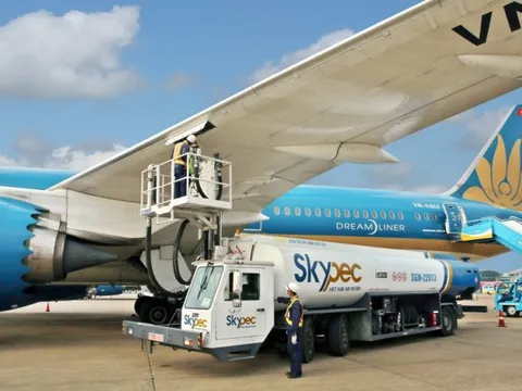 Bán nhiên liệu tàu bay, hai doanh nghiệp Việt Nam thu vài chục nghìn tỷ mỗi năm