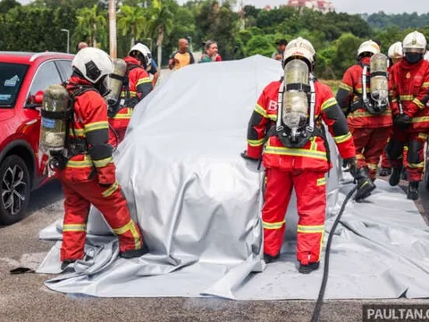 Chữa cháy xe điện bằng... chăn